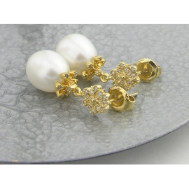 Golden Snowflakes Earrings Handmade earrings with freshwater pearls and gold vermeil snowflake earring post