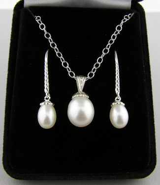 White Scalloped Pearls Necklace/Earrings Set White Scalloped Pearls Necklace/Earrings Set