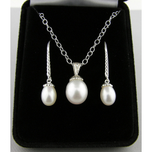 White Scalloped Pearls Necklace/Earrings Set set.jpg
